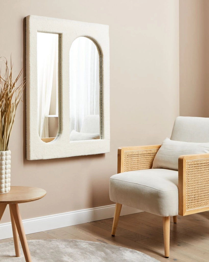 Specchio da parete con cornice bianco sporco e rivestimento in vetro 70 x 100 cm Rettangolare decorativo da parete, pezzo d'arredo in stile moderno