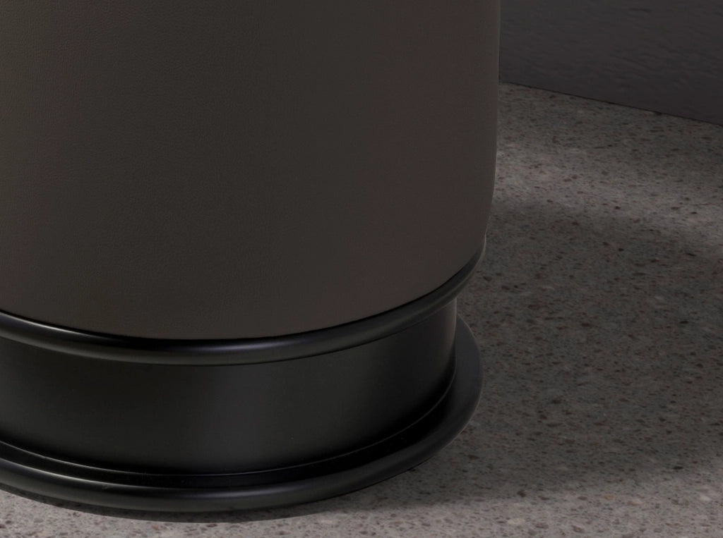 Pouf in similipelle grigio scuro