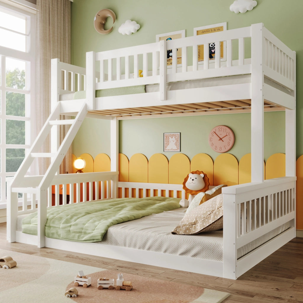 Letto a castello 90x200 cm e 140x200 cm con scala e sponde in legno di pino; MDF e compensato bianco