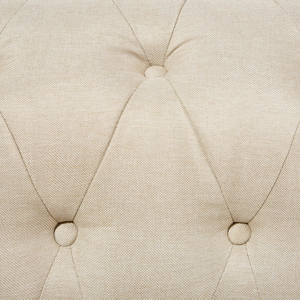 Poltrona Chesterfield Rivestimento in Tessuto Beige Gambe in Legno Scuro Contemporanea