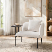 Poltrona da relax in chenille beige con tavolino laterale e tasche portaoggetti