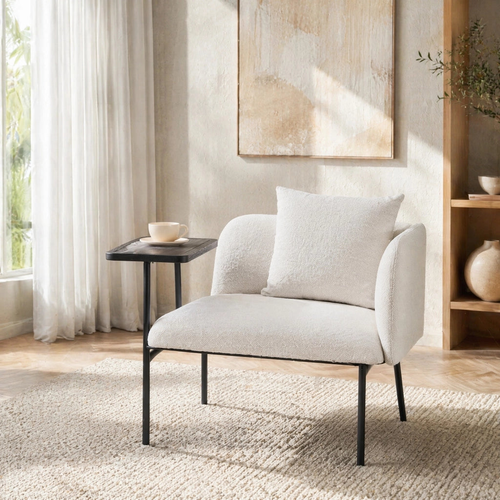 Poltrona da relax in chenille beige con tavolino laterale e tasche portaoggetti