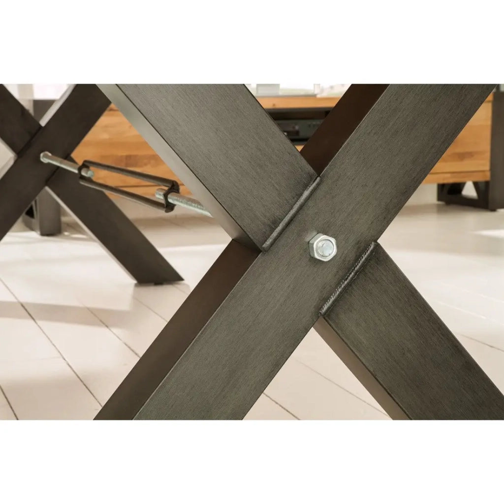 Tavolo da pranzo CAVARA – Rovere selvaggio e metallo nero – 240 cm – Stile industriale