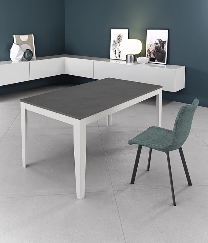 Tavolo allungabile Big in melaminico cemento grigio con base in metallo bianco - Dimensioni 130/290x80x76 cm - Design moderno