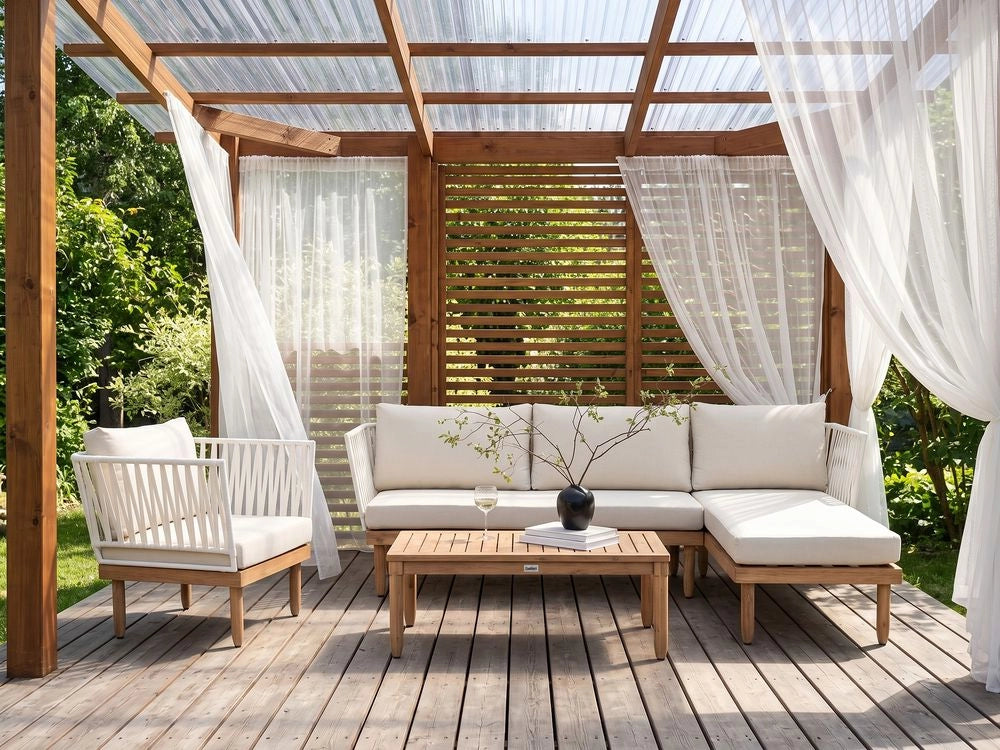 Set Lounge da Esterno in Legno di Acacia con Cuscini Bianchi, Poltrona in Rattan Sintetico e Tavolino 4 Posti Sinistro