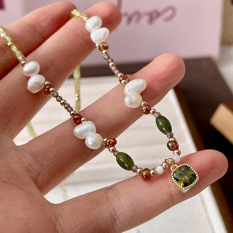 Collana con ciondolo in smeraldo e zirconi fatto a mano con pietre naturali e perle d'acqua dolce, regalo di Natale o di compleanno.