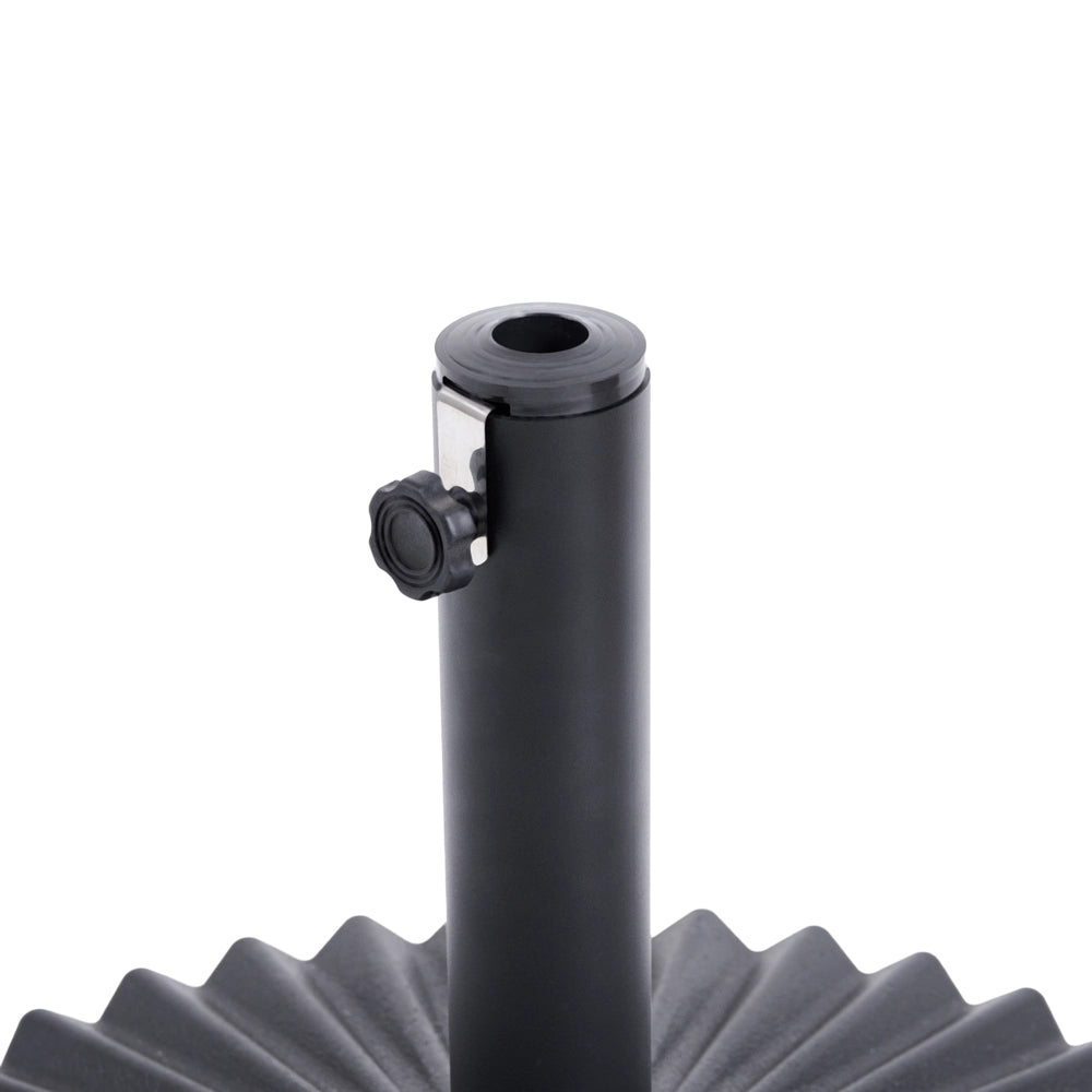 Base per ombrellone in acciaio nero verniciato a polvere resistente alle macchie e all’acqua con palo regolabile a coste