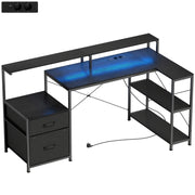 Scrivania da gaming a L con illuminazione a LED e prese di corrente, con supporto per doppio monitor, 165x80x91,5 cm, effetto legno nero.