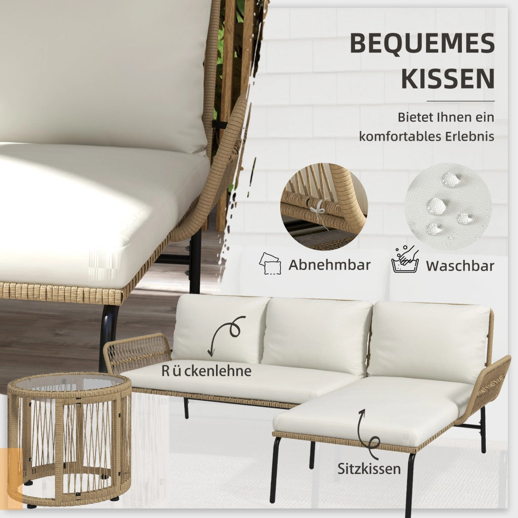 Set di mobili da giardino in rattan con lettino prendisole, tavolino da caff¨¨, divanetto e cuscini color crema per terrazza e balcone.