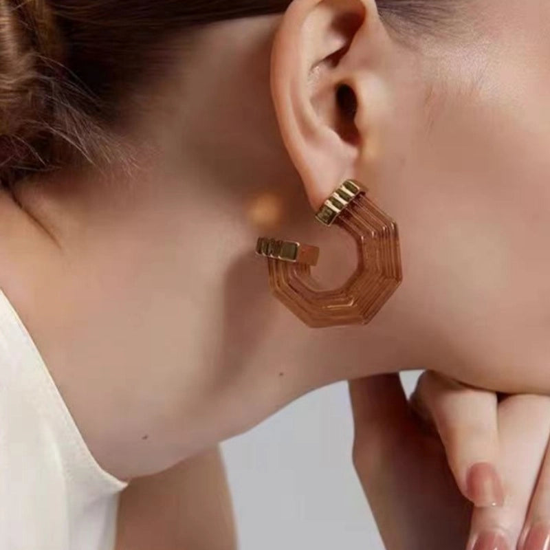 Orecchini a cerchio a forma di C con motivo geometrico a diamante in resina, design di nicchia, sofisticati, versatili ed eleganti.