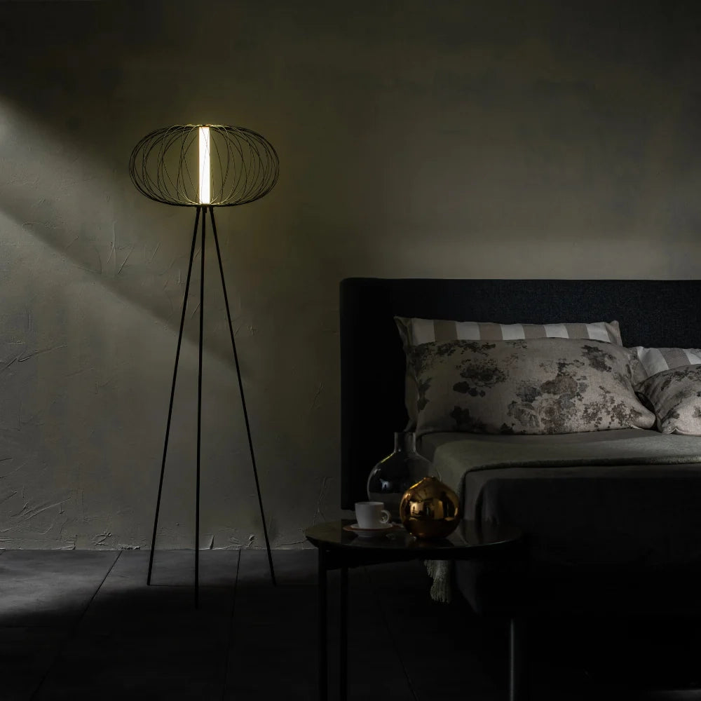 Lampada da terra LED Resplandor in acciaio e acrilico nero | Duzzle