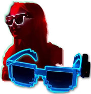 Bracciale LED Pixel - Occhiali da Festa con Effetto Neon - Per Rave, Festival, EDM, Cosplay, Halloween - Occhiali da Gioco 8-bit con Montatura Translucida - Batteria A Batteria - Per Bambini e Adulti - Blu Celeste