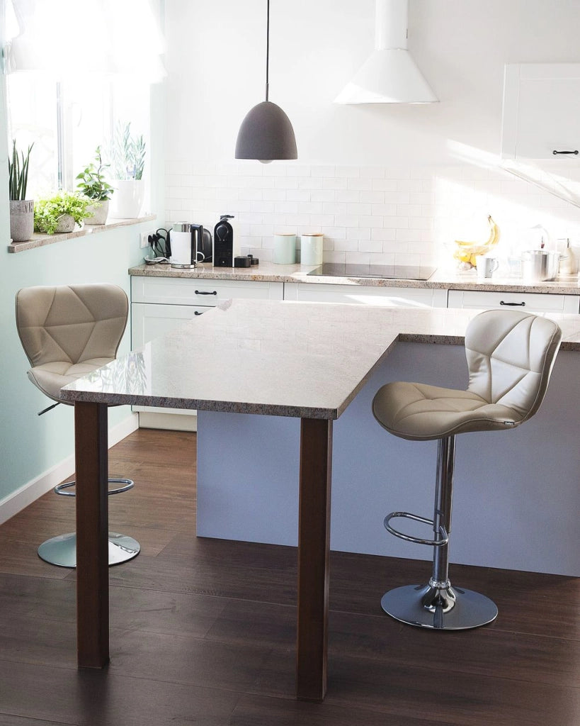 Set di 2 sgabelli da bar in ecopelle beige girevoli regolabili in altezza sedia da bar moderna da cucina