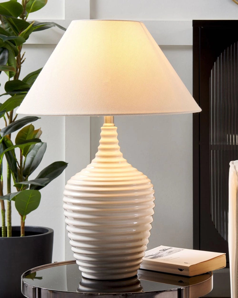 Lampada da tavolo Base in ceramica beige Paralume in tessuto Illuminazione d'ambiente Lampada da tavolo da comodino