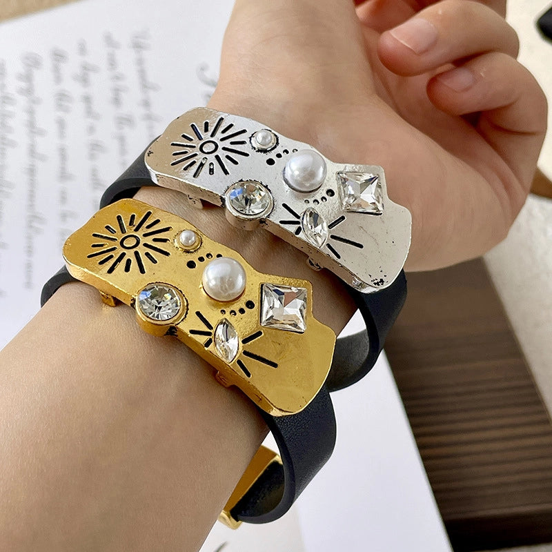 Bracciale vintage in metallo anticato con perle e strass