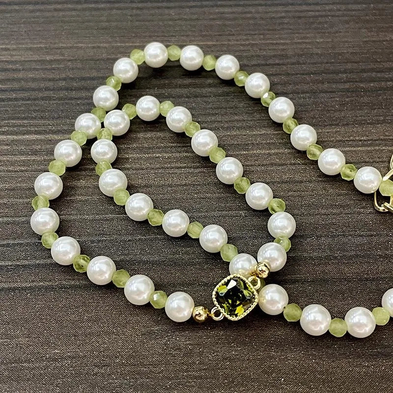 Collana fatta a mano con perla in pietra naturale e zirconi verdi, ideale come regalo di Natale o di compleanno.