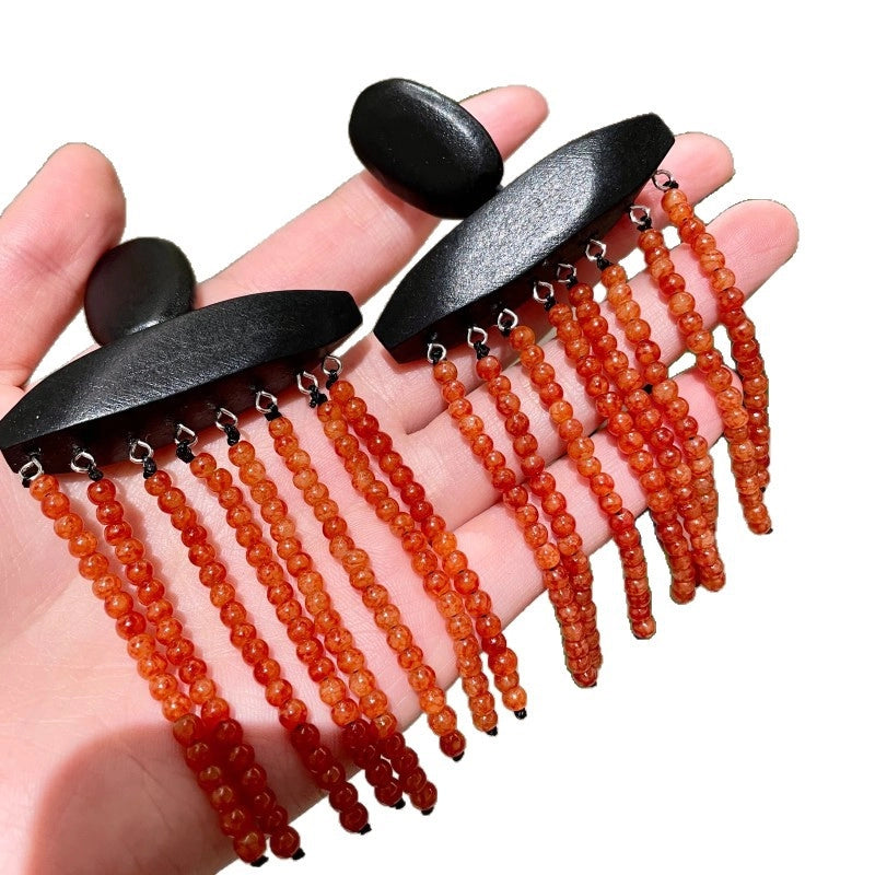 Orecchini a perno in legno di tendenza, orecchini a nappa con perline di cristallo arancio-rosse, orecchini in legno in stile retr¨° per autunno e inverno.