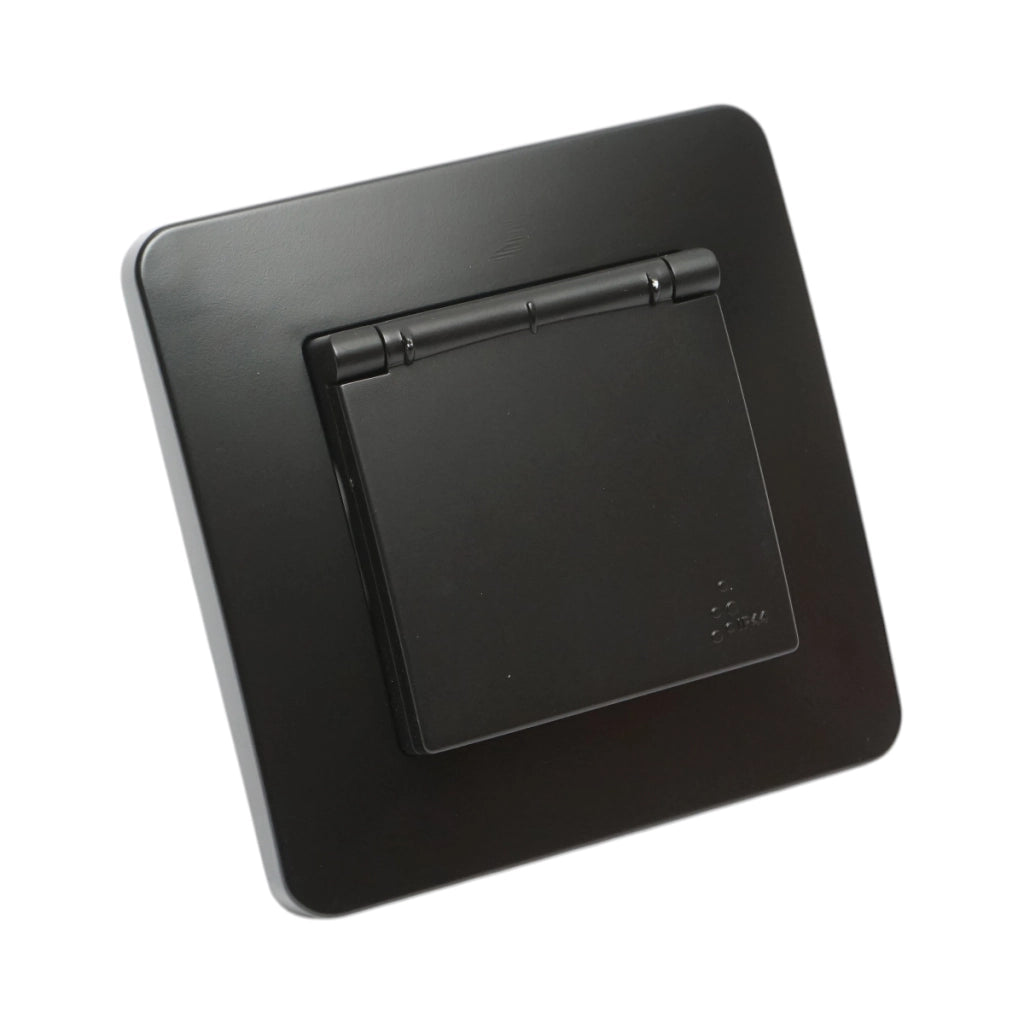 Presa schuko da incasso nera 220V, 16A, PC con coperchio protettivo IP44 80x80mm