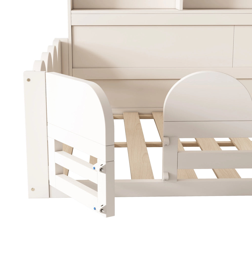 Letto a pavimento 140x200 cm con barriera; porta e scaffale in legno bianco
