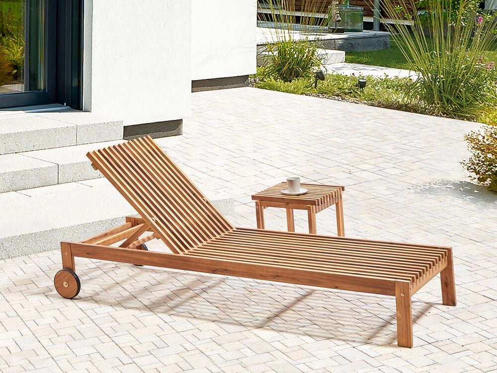 Lettino da giardino in legno di acacia chiaro con schienale regolabile e rotelle incorporate Stile rustico moderno