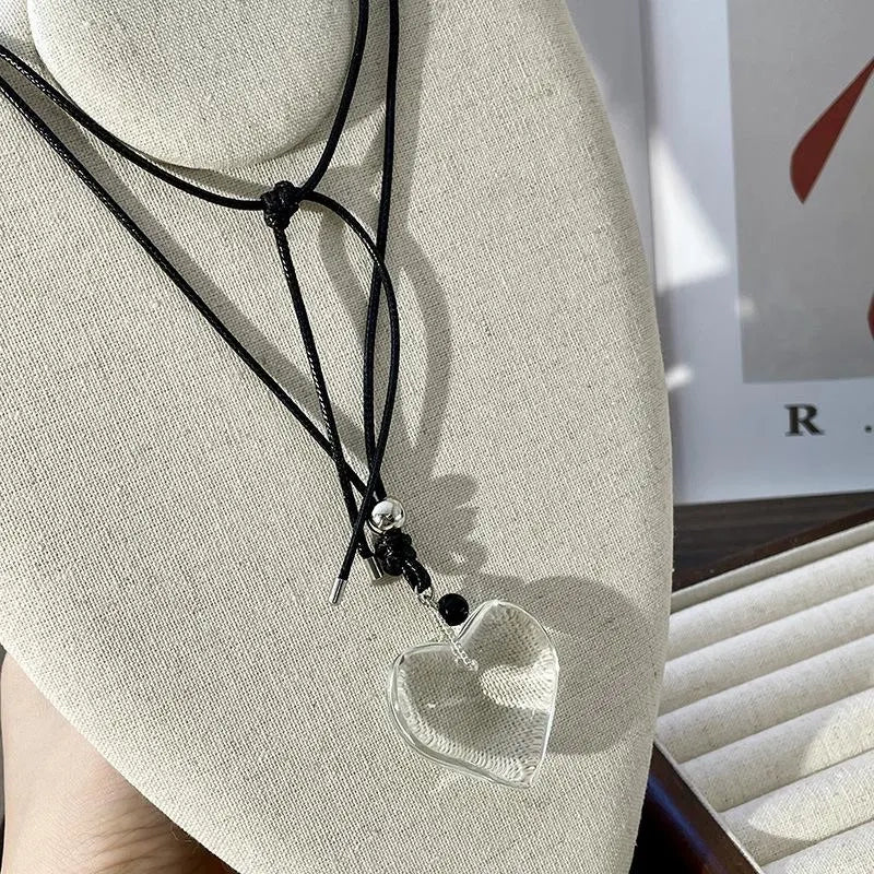 Collana con ciondolo a forma di cuore in vetro trasparente e cordino nero fatto a mano, regalo di Natale o compleanno.