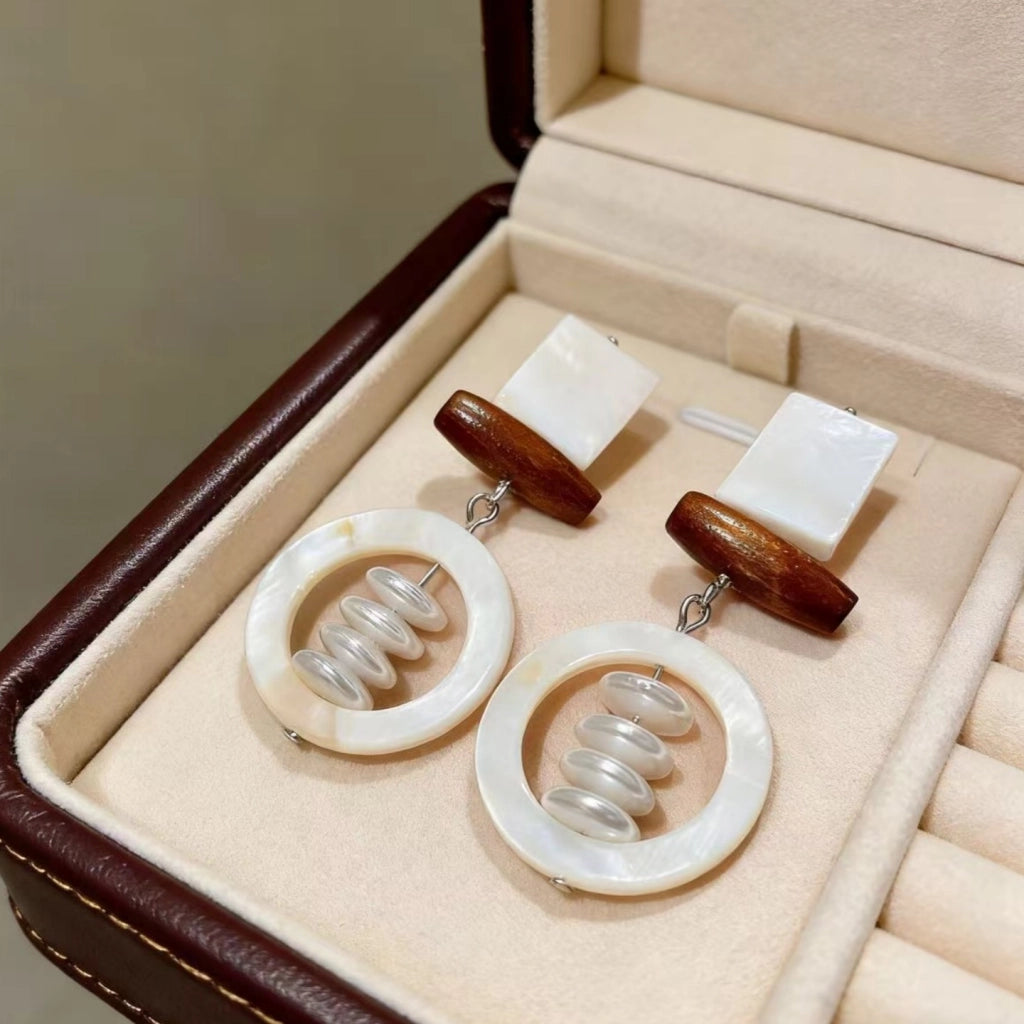 Orecchini pendenti rotondi con nappe e perline a forma di conchiglia in stile retr¨° di Hong Kong, eleganti orecchini lunghi in legno con perle che snelliscono il viso.