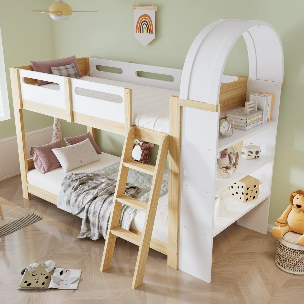 Letto a castello per bambini con scaffale a tre livelli, scaletta a tre gradini e spondina di sicurezza, 90x200 cm, bianco/naturale