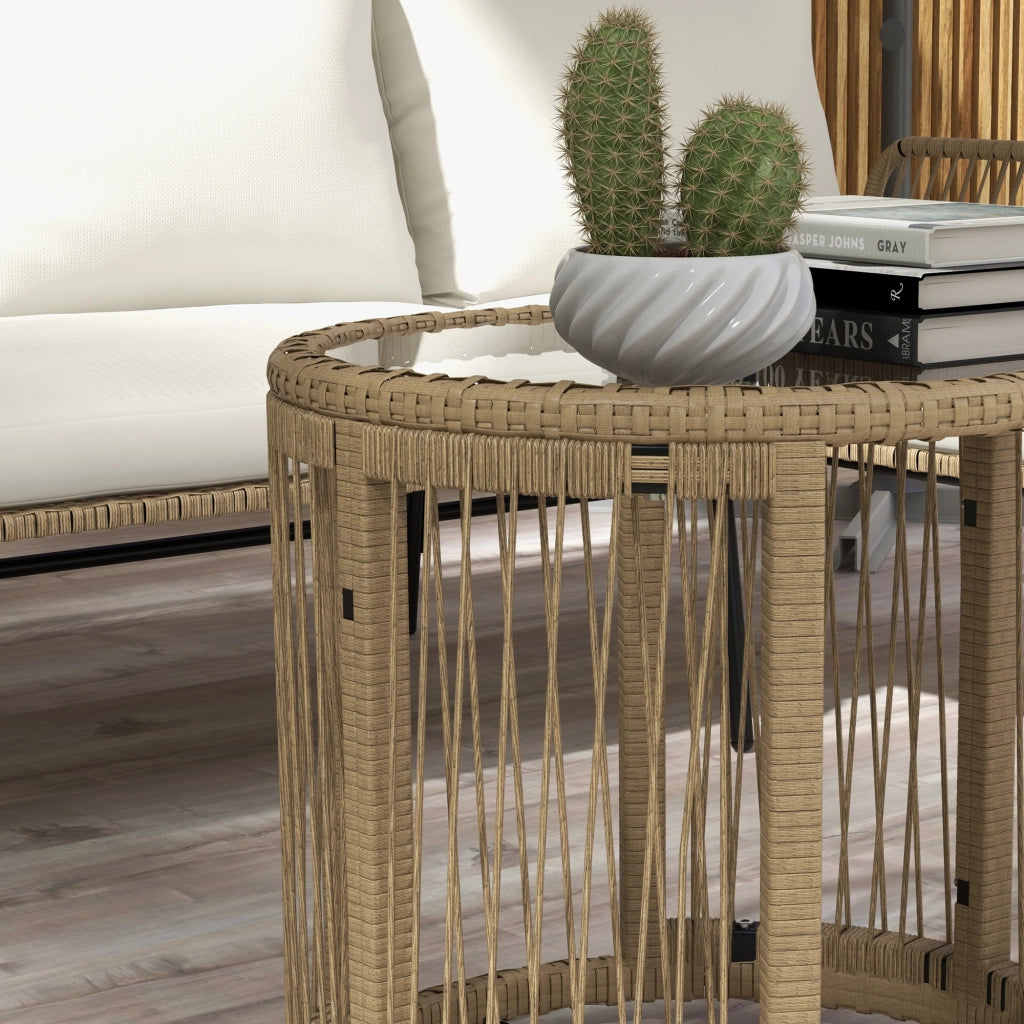 Set di mobili da giardino in rattan con lettino prendisole, tavolino da caff¨¨, divanetto e cuscini color crema per terrazza e balcone.