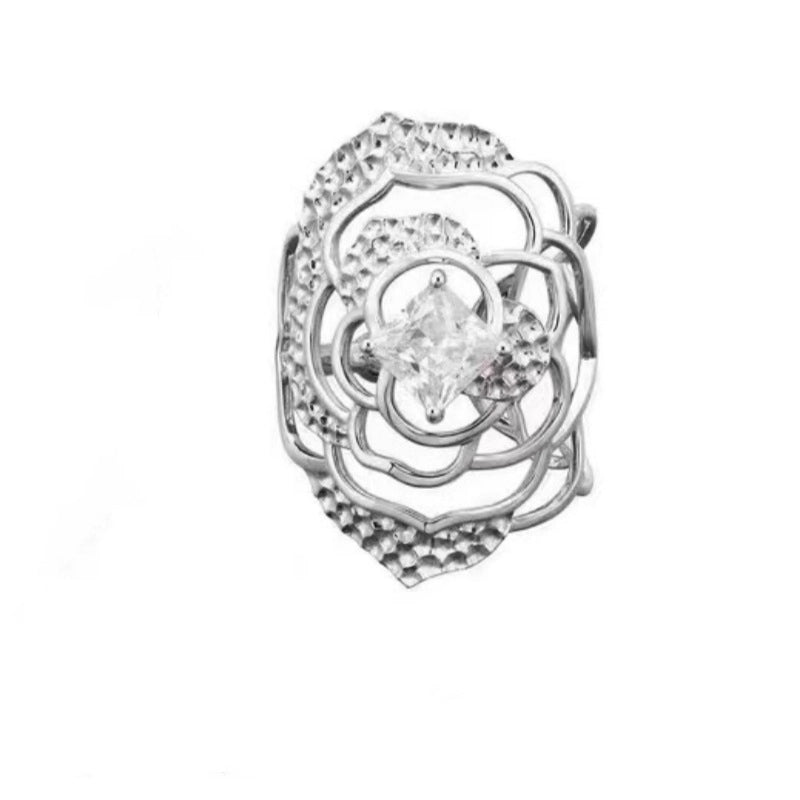 Orecchino a clip a forma di rosa cava con delicati fiori di zircone microintarsiati, clip per la cartilagine dell'orecchio