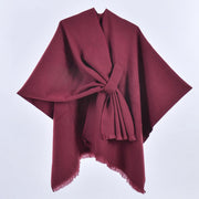 Mantella da donna con spacco diagonale e laccetti a pois color fango, con frange.