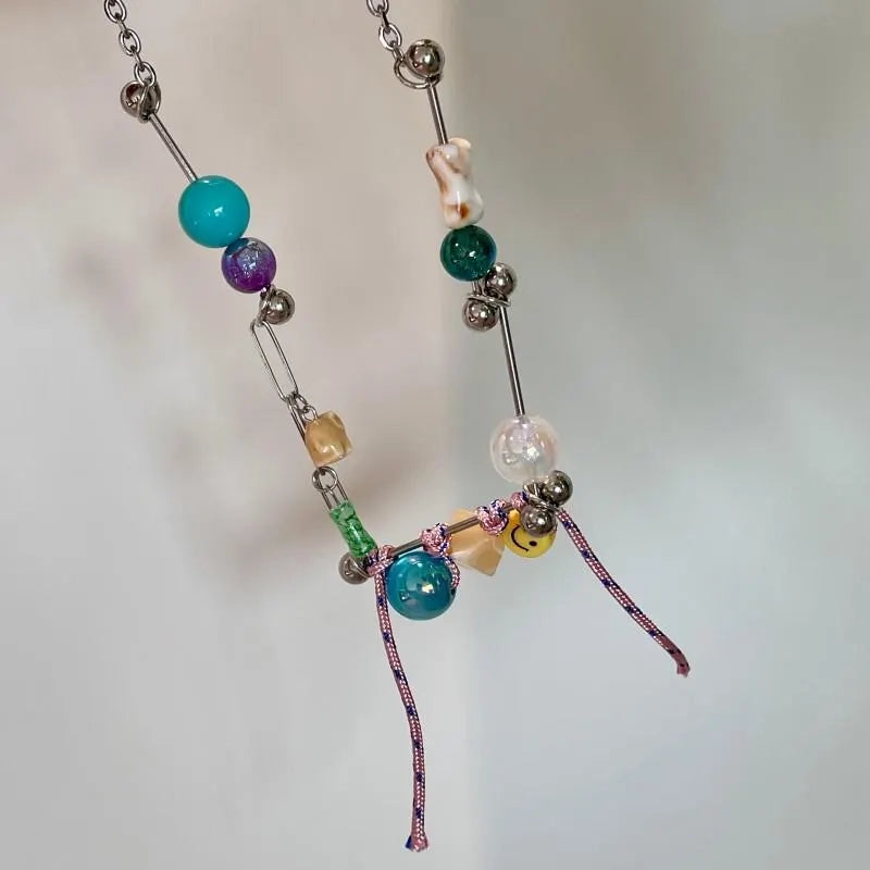 Collana con faccina sorridente e perline di vetro di cristallo: gioiello colorato fatto a mano