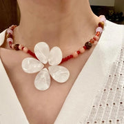 Collana vintage fatta a mano con perline di conchiglie naturali a forma di fiore, regalo di Natale o di compleanno.