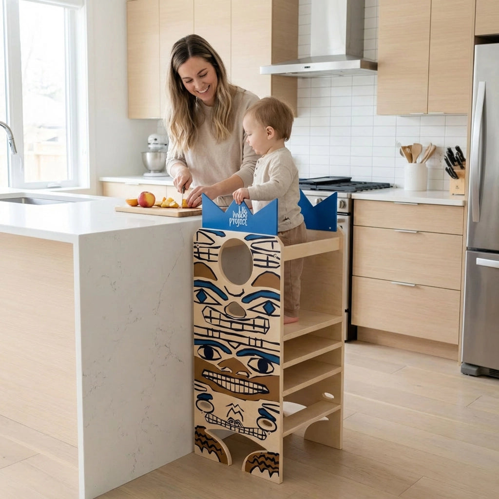 Totem - Torre Montessoriana Multifunzione 3 in 1 per Bambini da 24 Mesi 47,5x104,5x 45,5 cm con Lavagna e Canestro in Legno