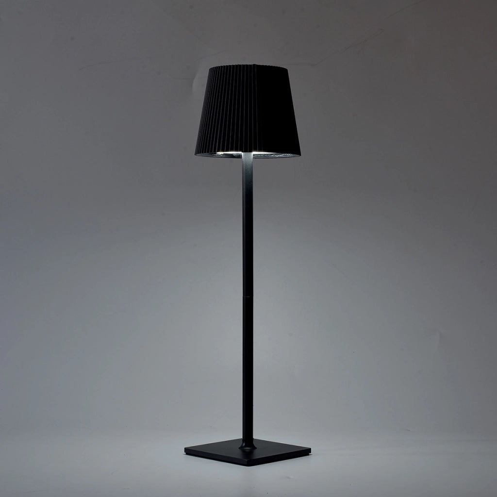 LAMAPADA DA TAVOLO LED NERA CON PARALUME PLISSETTATO RICARICA SOLARE E USB - 3 MODALITA' DI ILLUMINAZIONE REGOLABILI SENSORE CREPUSCOLARE DESIGN MODERNO