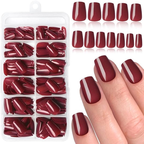 Nageli Grafici Bordeaux in Stile Corto - 240 Stuks - Nageli Plastificate Autoadesive - Incollaggio a Pressione - Strumenti per Manicure - Incluso Taglierino per Nageli e Manico in Legno - Nageli Autoadesive a Pressione