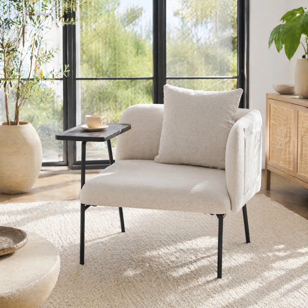 Poltrona da relax in chenille beige con tavolino laterale e tasche portaoggetti