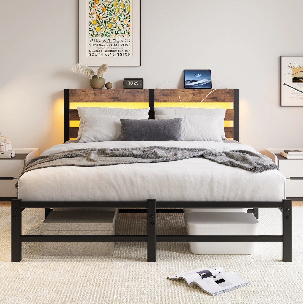Letto matrimoniale 140×190 cm con 2 USB; LED RGB; ripiano testiera; struttura in metallo e legno; senza materasso; nero marrone
