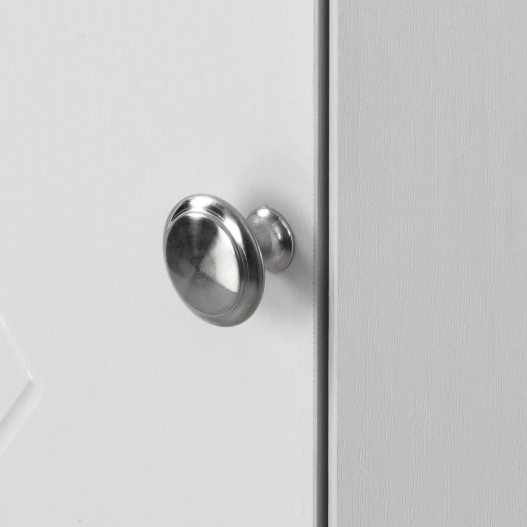 Mobile bagno angolare con ripiani aperti e anta decorata in truciolare bianco