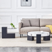 Tavolino rotondo moderno e semplice a due livelli: piano in vetro grigio trasparente e base in MDF nero a forma di L. Piano con effetto marmo bianco.