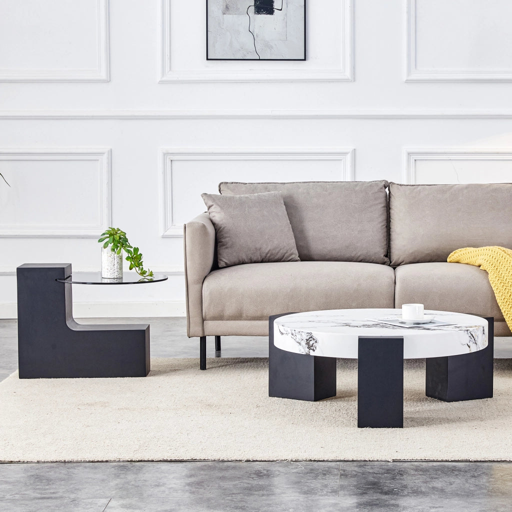 Tavolino rotondo moderno e semplice a due livelli: piano in vetro grigio trasparente e base in MDF nero a forma di L. Piano con effetto marmo bianco.