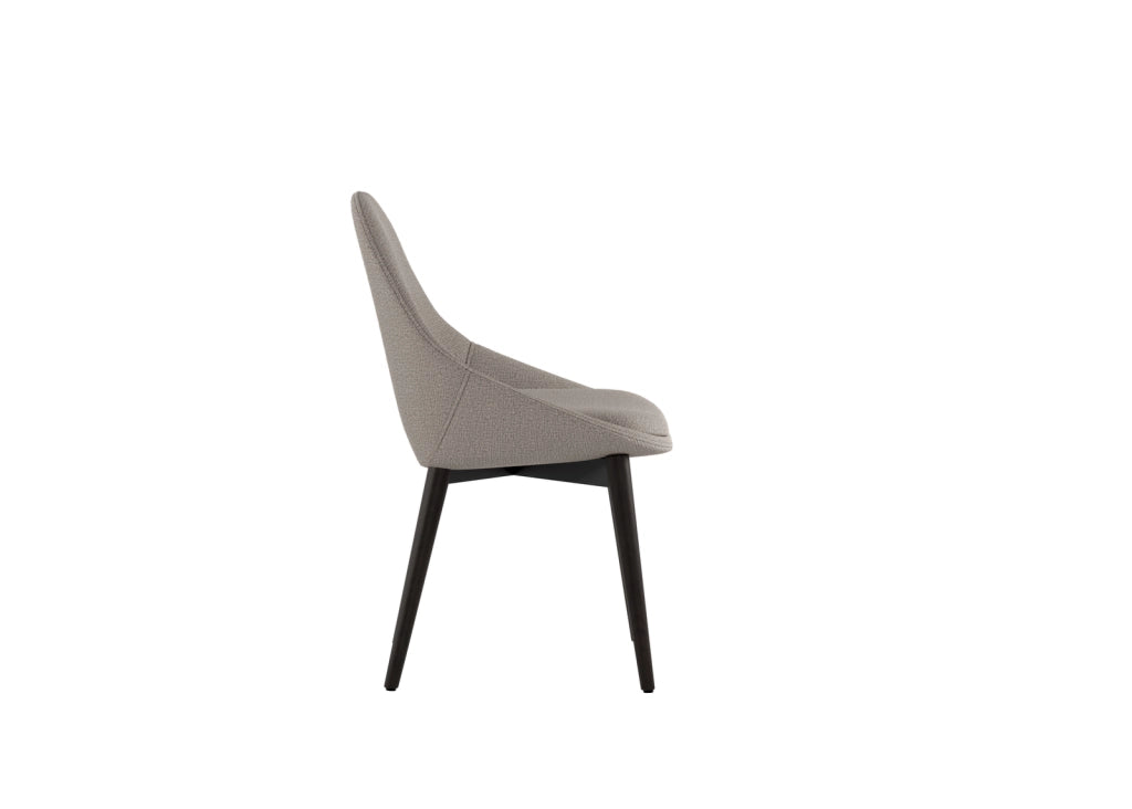 Sedia da pranzo Astrid con struttura in massello di noce e seduta imbottita in tessuto marrone chiaro - Design contemporaneo ed elegante