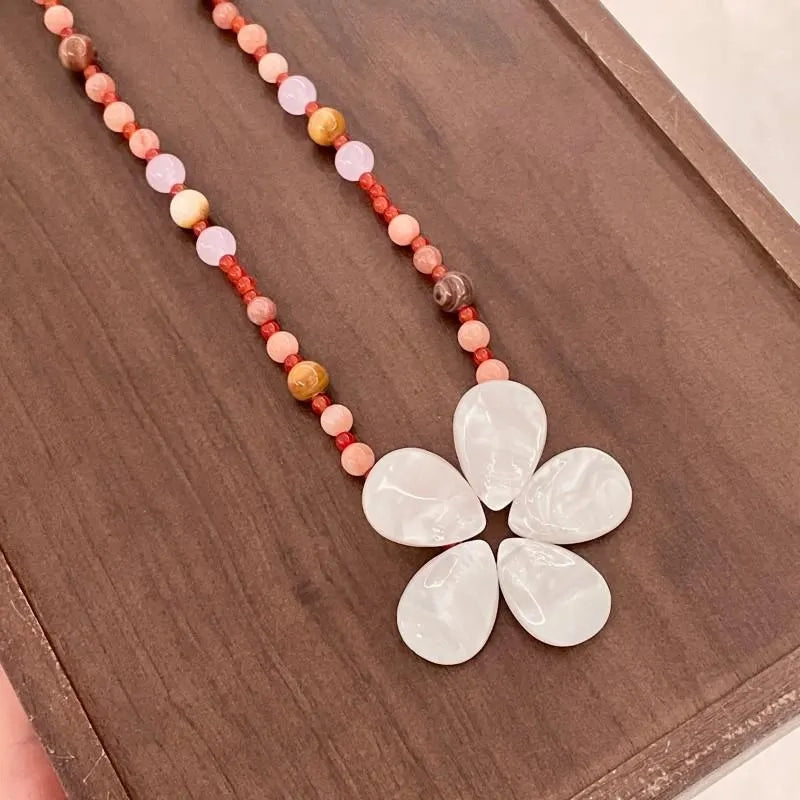 Collana vintage fatta a mano con perline di conchiglie naturali a forma di fiore, regalo di Natale o di compleanno.