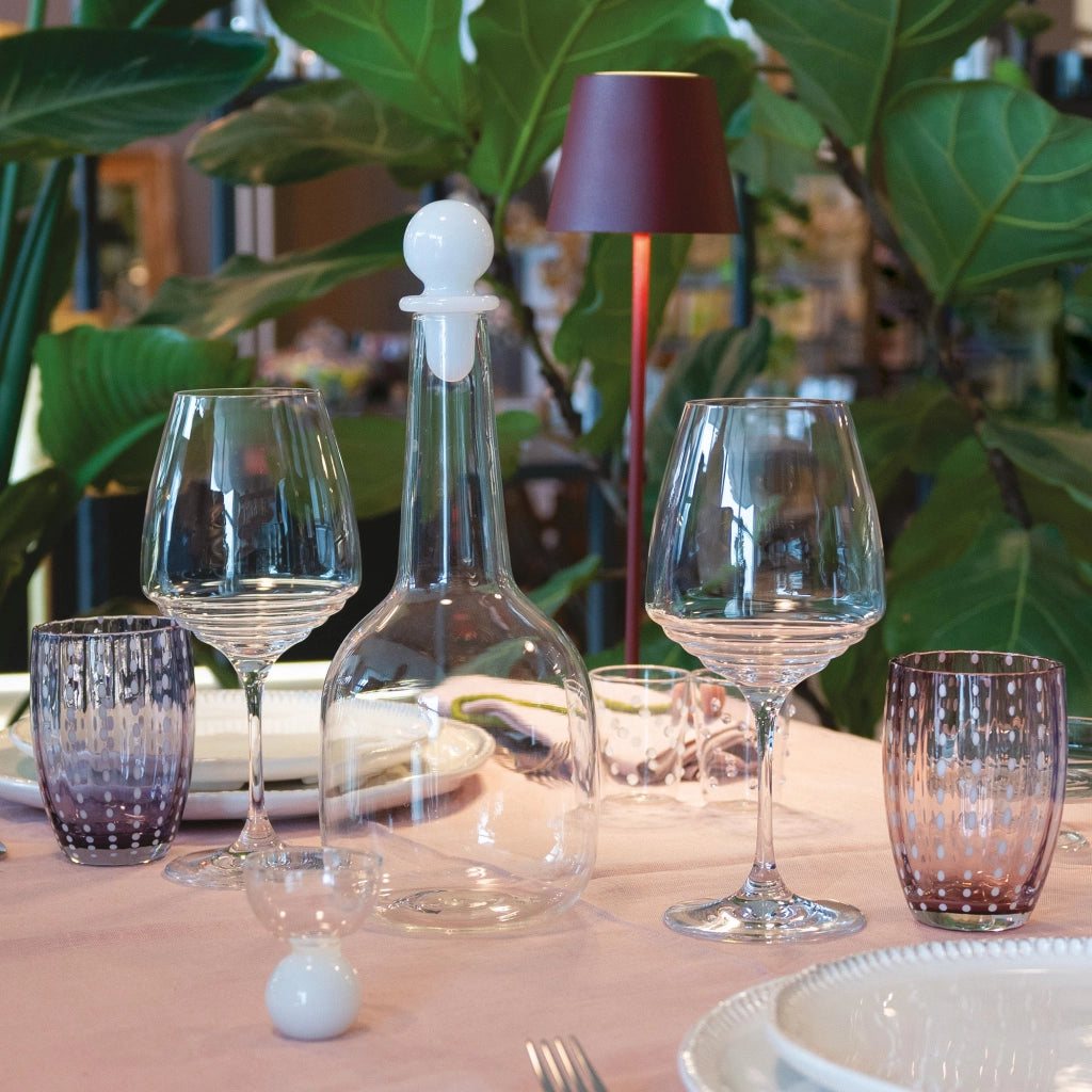 Zafferano Bottiglia Bilia in vetro borosilicato bianco fatta a mano, design elegante e minimalista per servire acqua e bevande con stile raffinato