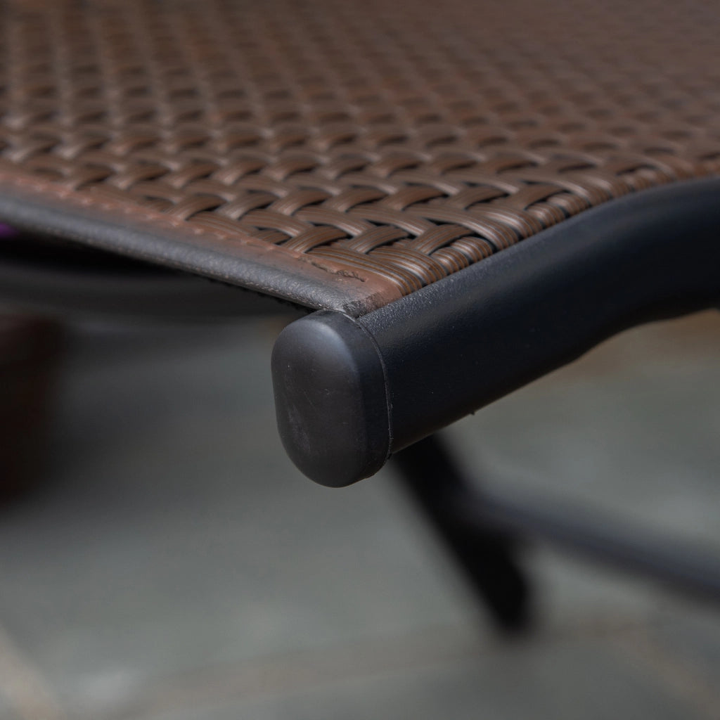 Sedia pieghevole con braccioli schienale regolabile in 7 posizioni realizzata in polyrattan per giardino e patio.