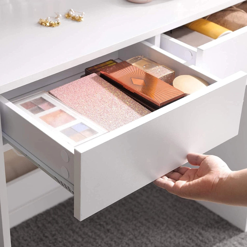 Tavolo da trucco bianco in stile scandinavo con specchio