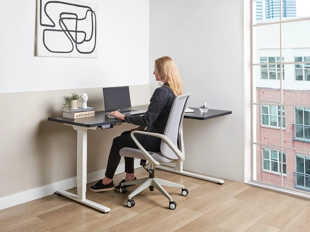 Scrivania elettrica regolabile a forma di L 160 x 59 cm Piano bianco e nero lato destro stile moderno