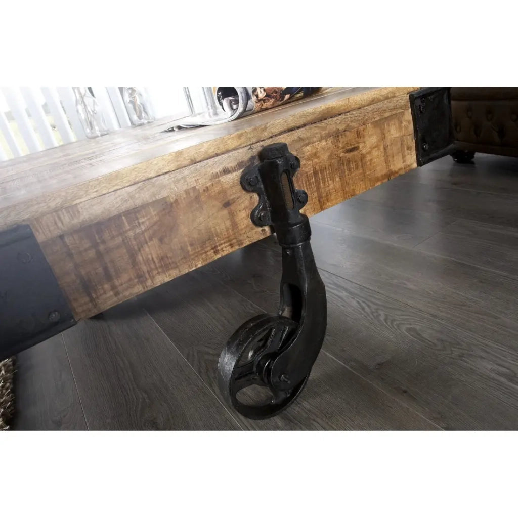 Tavolino basso RAIL industriale su ruote 110 cm – Legno di mango massiccio e metallo