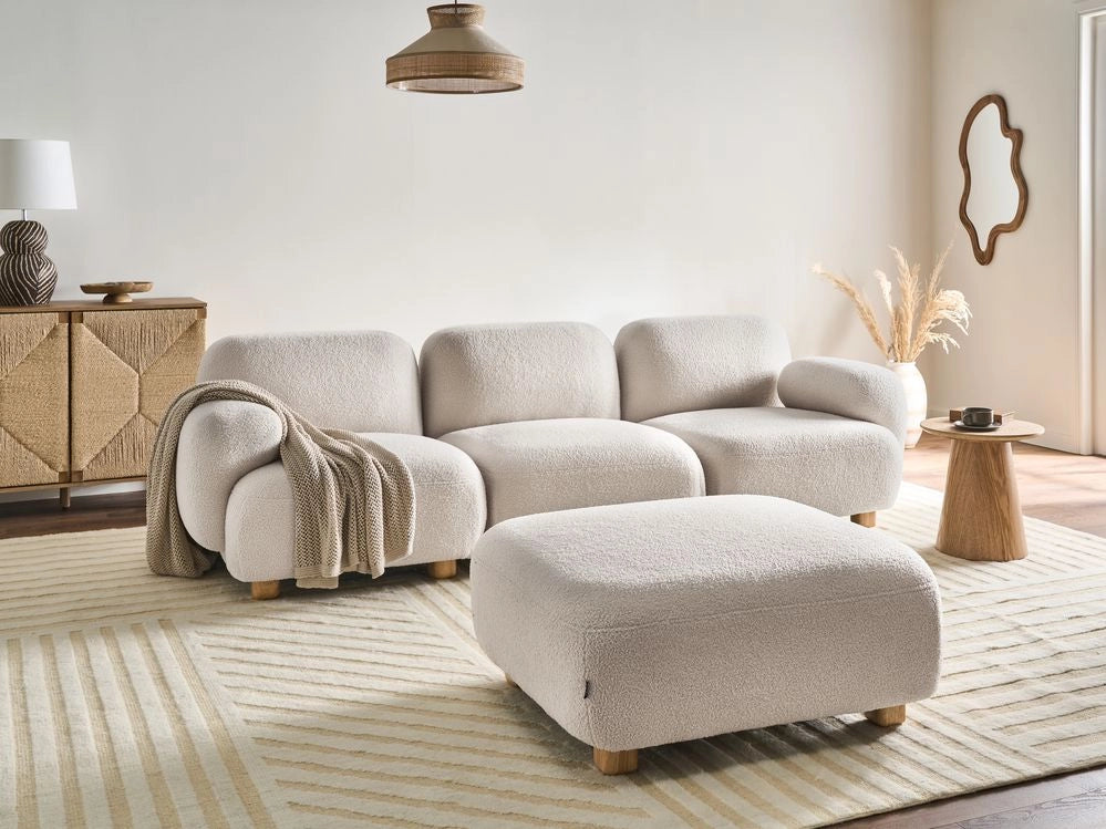 Divano modulare a 3 posti in tessuto con pouf tre elementi idrorepellente gambe in legno bianco sporco stile moderno