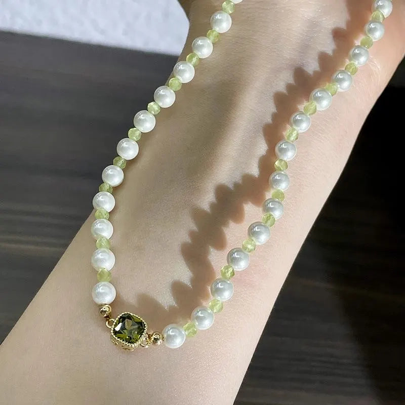 Collana fatta a mano con perla in pietra naturale e zirconi verdi, ideale come regalo di Natale o di compleanno.