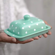Piatti di burro a punti polka dot blu-verdi e bianchi con coperchio in ceramica manufatto a mano